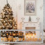 Velas y un árbol de Navidad junto a la chimenea