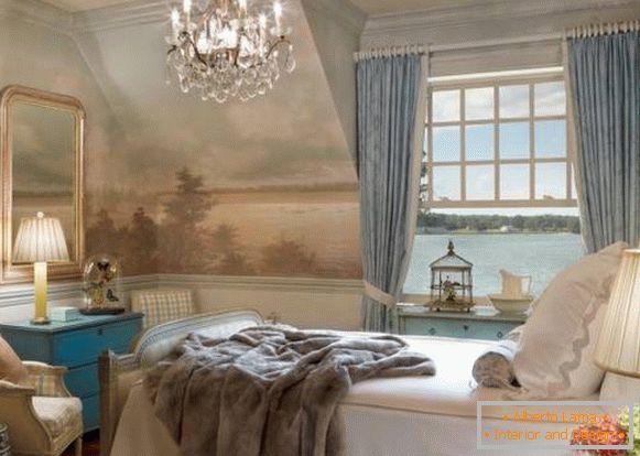 Dormitorio con una hermosa decoración en el alféizar de la ventana