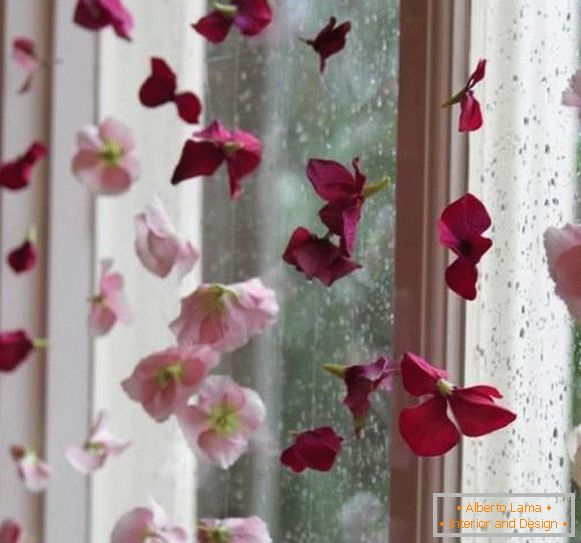 Decoración de ventana con flores artificiales