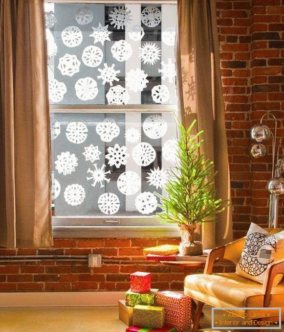 Corta y pega copos de nieve en las ventanas para el Año Nuevo