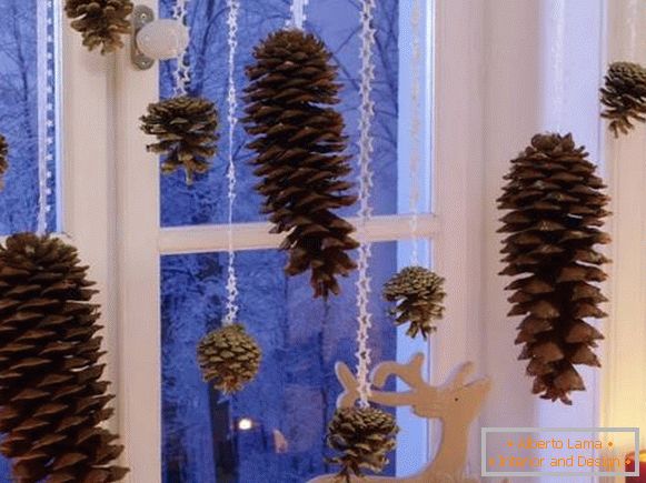 Decoración navideña de ventanas en el interior - foto con materiales naturales