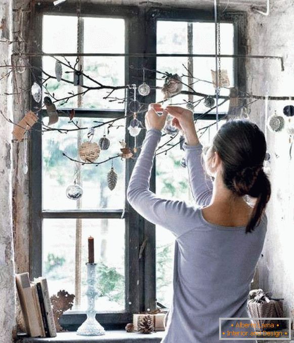 Cómo decorar una ventana para el Año Nuevo - ideas inusuales con ramas