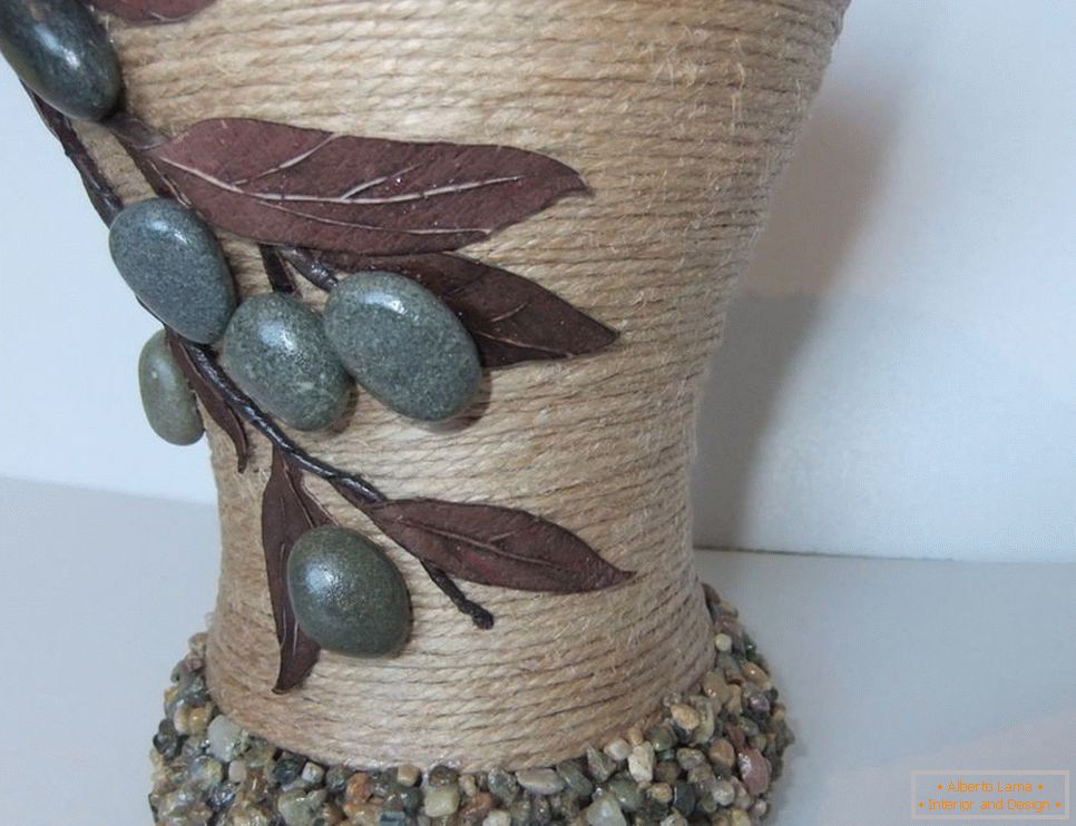 La decoración de la vasija con el bramante