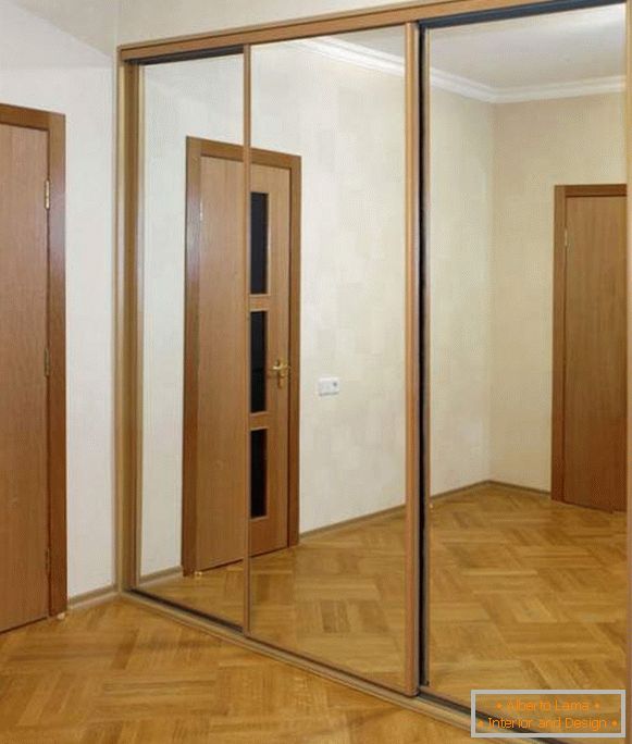 Puertas espejo para el compartimiento incorporado en el armario