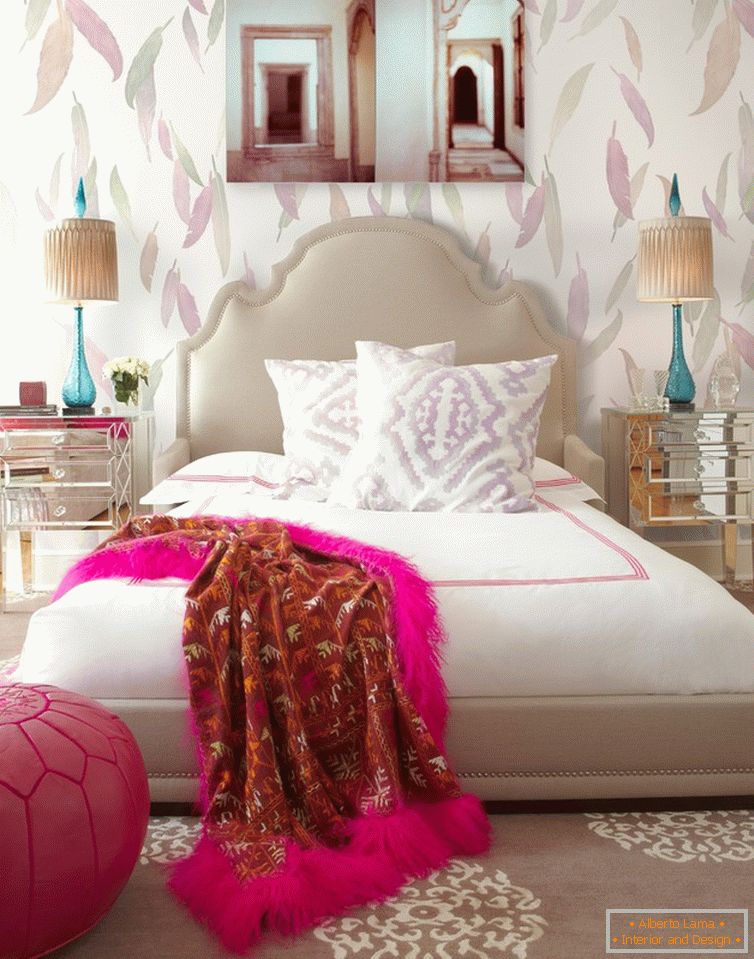 Un pequeño estilo boho en el dormitorio con papel tapiz de plumas