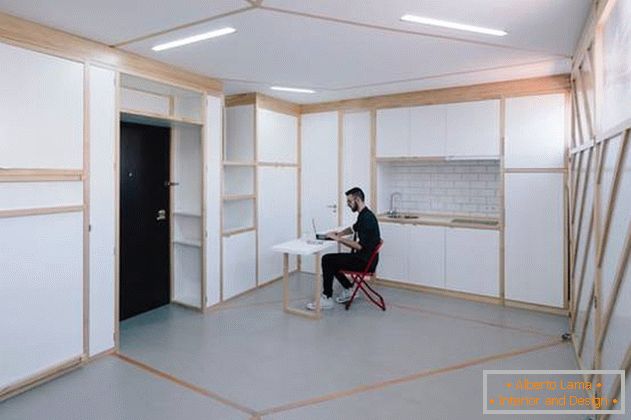 Área de trabajo en un departamento con paredes móviles