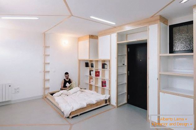 Zona de descanso en un departamento con paredes móviles