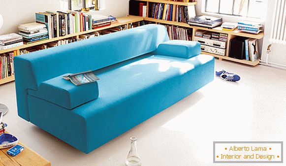 Sofá de color turquesa en la luminosa sala de estar