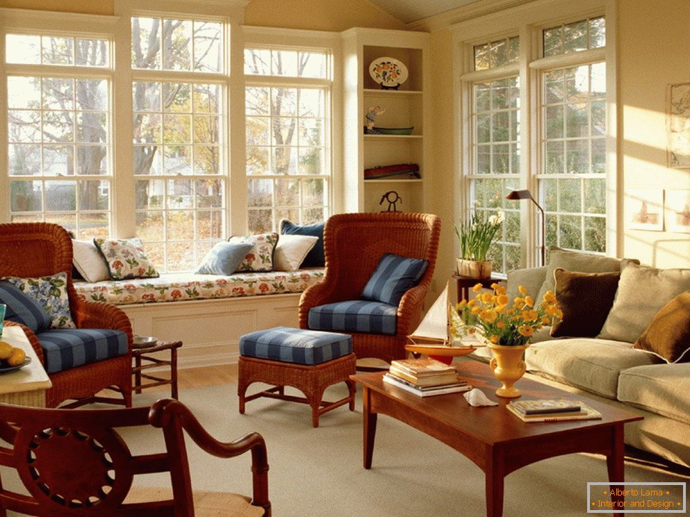 Interior de la sala de estar con ventanas grandes