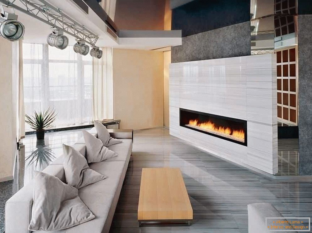 Sala de estar con chimenea eléctrica en estilo de alta tecnología