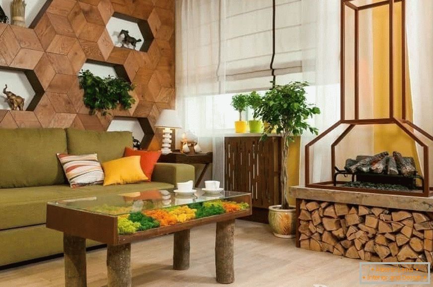 Sala de estar en eco-estilo con chimenea y drovnitsey