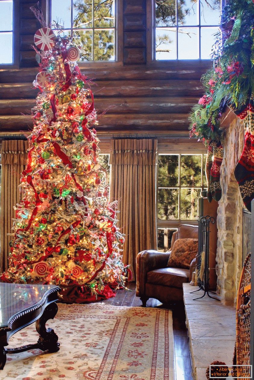 Un gran árbol de Navidad decorado con juguetes de vidrio