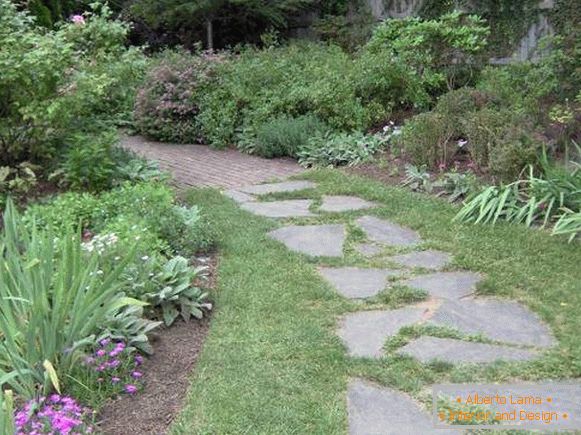 Hermosos senderos de jardín en el país - foto de una piedra