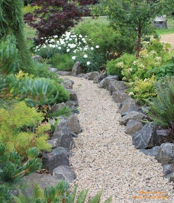 Elegante borde para senderos de jardín hechos de piedras