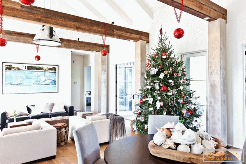 Decoración clásica de un árbol de Navidad para el nuevo año
