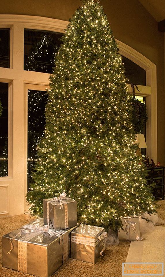 Decoración inusual de un gran árbol de Navidad con guirnaldas