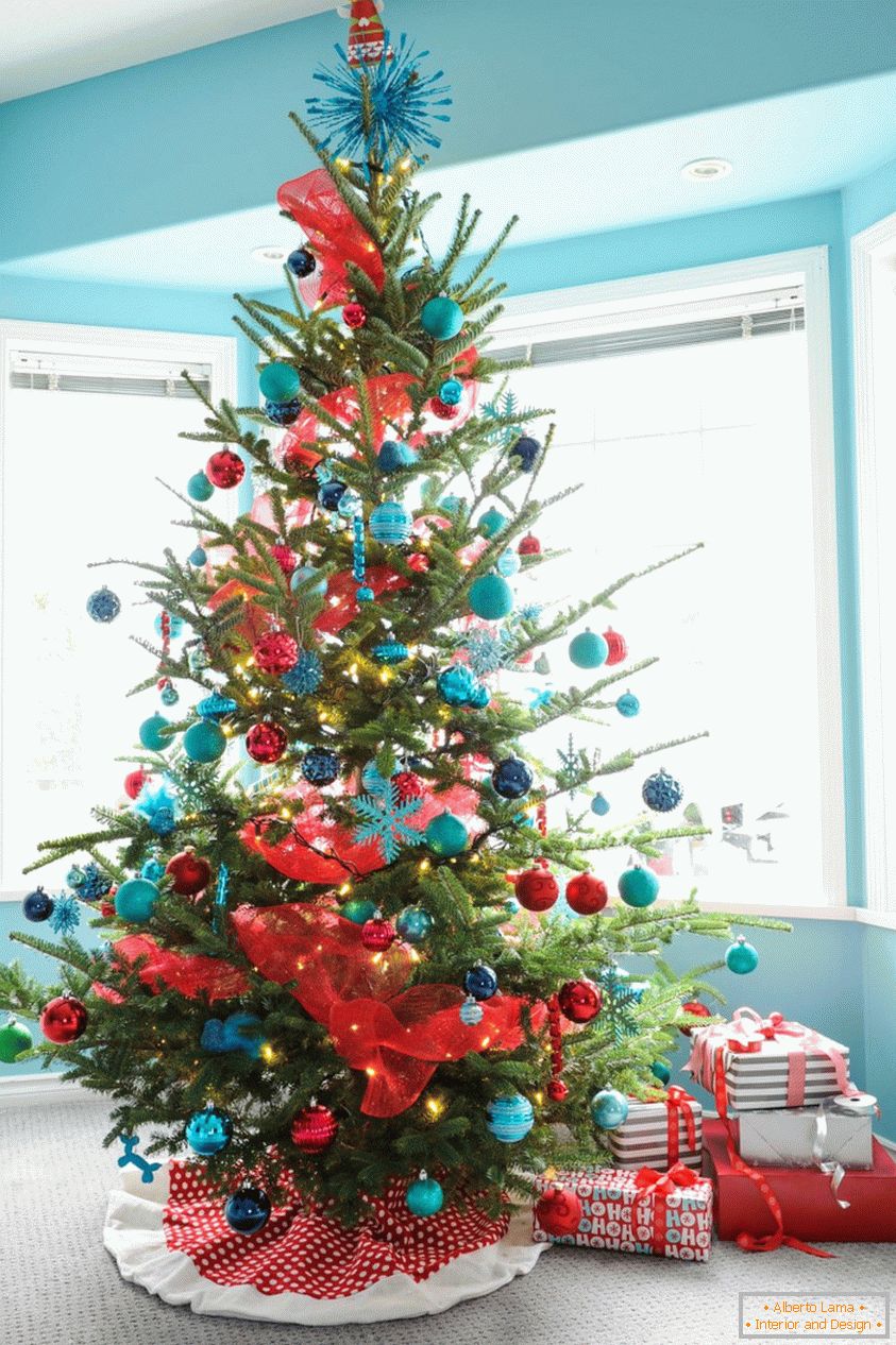 Decoración del árbol de Navidad en colores azul y rojo