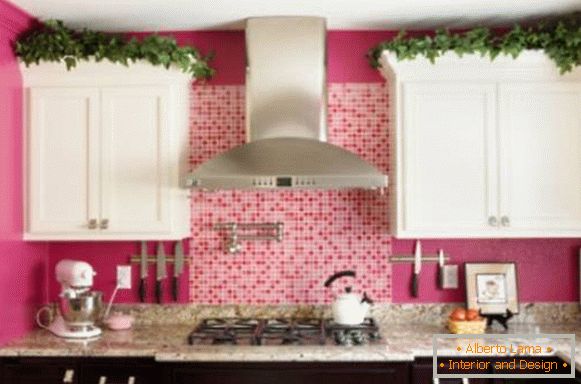 Paredes de color rosa y muebles en blanco y negro en la cocina