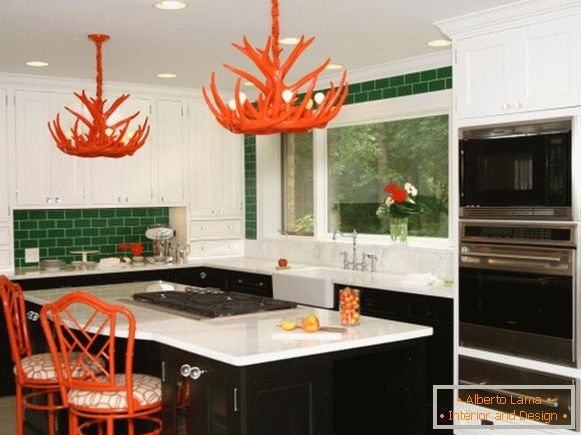 Cocina con paredes verdes y decoración roja