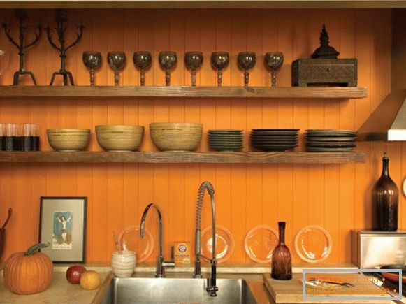 Diseño de cocina con paredes anaranjadas