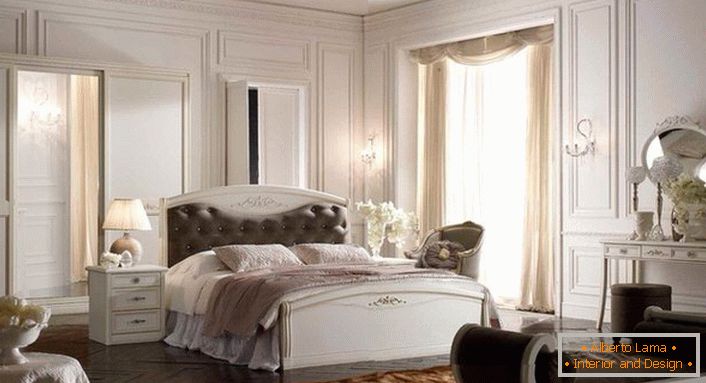Para decorar el dormitorio en el estilo Art Deco, se usaron muebles modulares. La cama con una cabecera suave está en el centro de la composición.