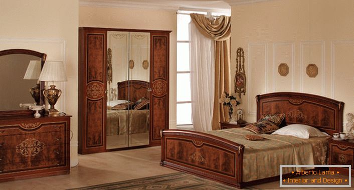 Los muebles modulares para un dormitorio clásico se combinan lo más correctamente posible. 