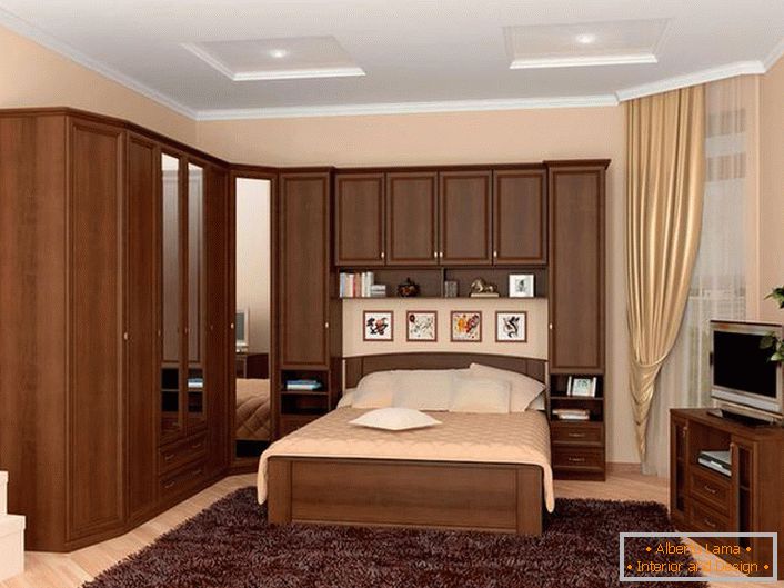 Una solución práctica para el arreglo del dormitorio es una suite modular que se ejecuta en la cama. Ahorro de espacio efectivo.