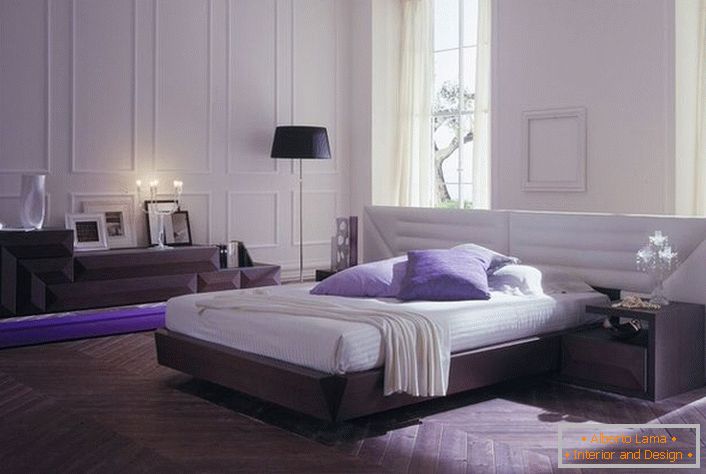 La habitación minimalista está amueblada con muebles modulares. La luz seleccionada adecuadamente hace que la habitación sea romántica y acogedora.