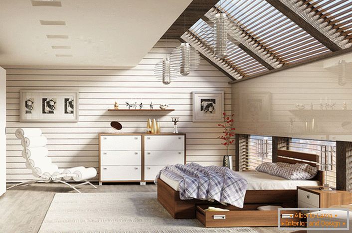 El dormitorio en el piso del ático en el estilo escandinavo está decorado con muebles modulares.