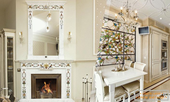 La chimenea de mármol y el interior de la sala de estar en su conjunto son la solución de diseño perfecta.