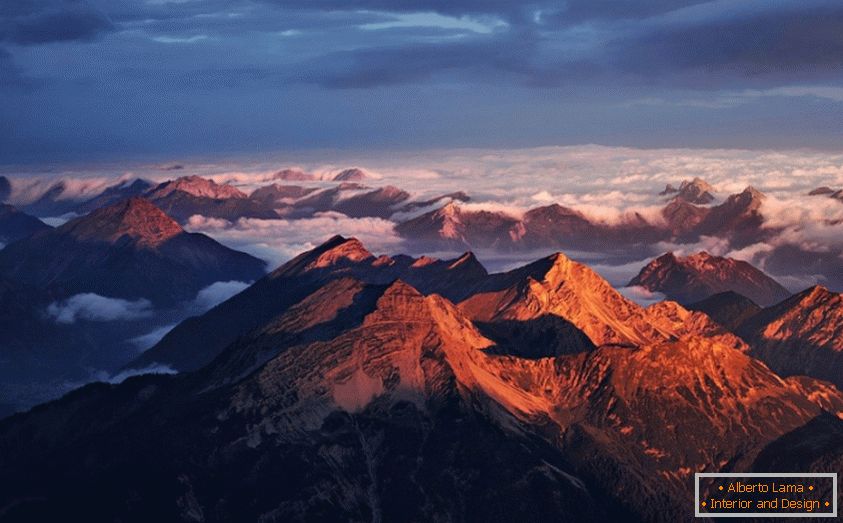 Montañas alpinas en las nubes