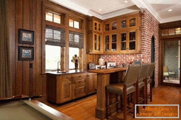 Diseño de cocina con pared de ladrillo y molduras de madera