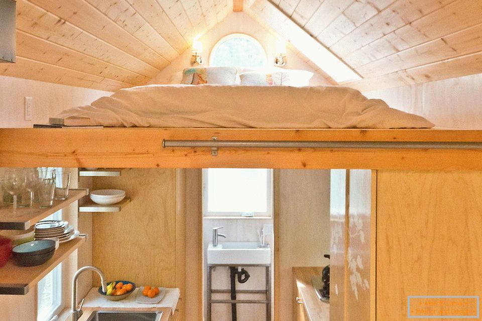 Cocina y dormitorio en una pequeña cabaña