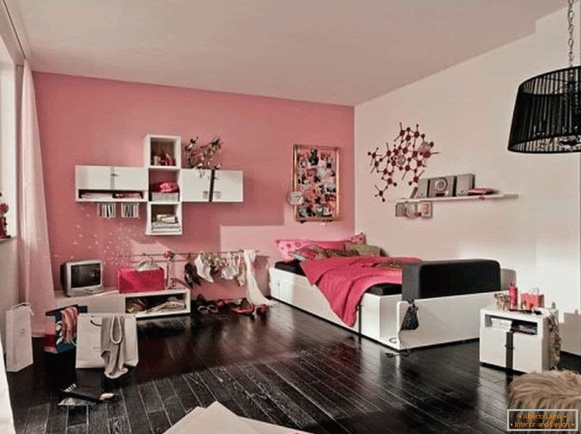 En este diseño de la habitación, una adolescente tiene todo para la vida: un lugar para las cosas y una mesa de trabajo