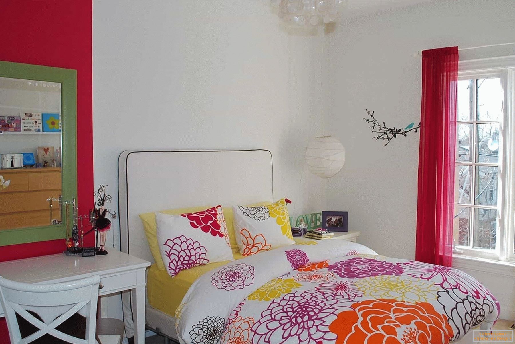 En la habitación blanca de una adolescente - ropa de cama de colores y elementos de decoración