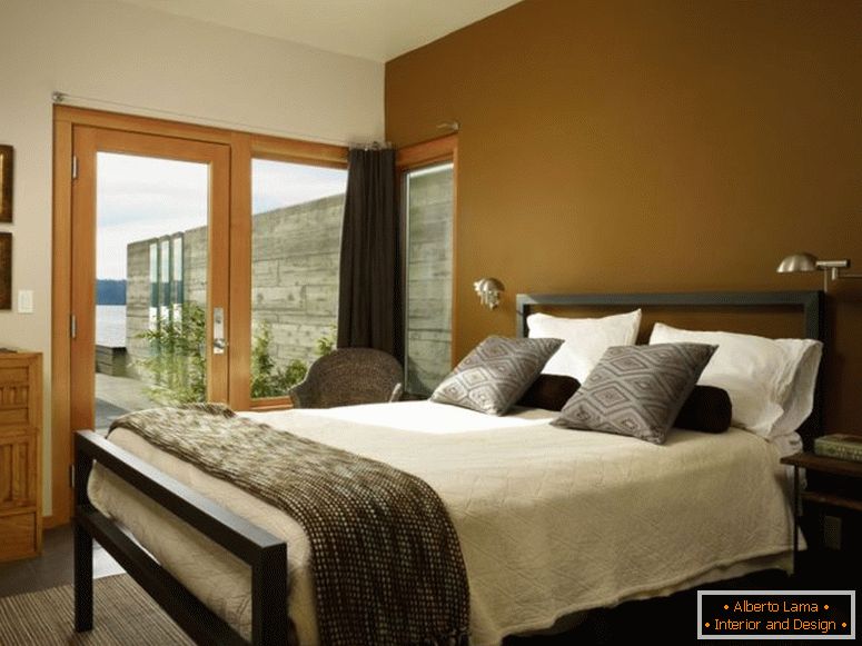 hipnótico-marrón-y-blanco-pintado-pared-ideas-para-pequeños-dormitorios-cambio de imagen-diseño-con-negro-acero-inoxidable-cama-marco-también-vidrio-enmarcado-puerta-gris-cojines