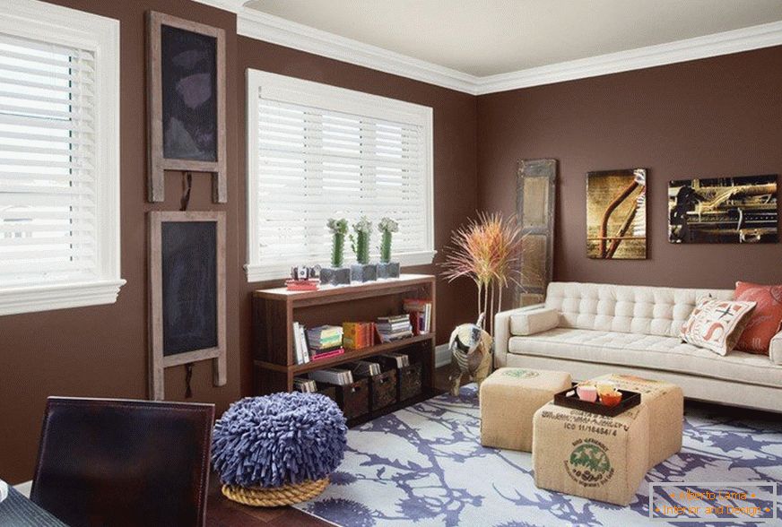 Interior marrón y detalles brillantes en la habitación