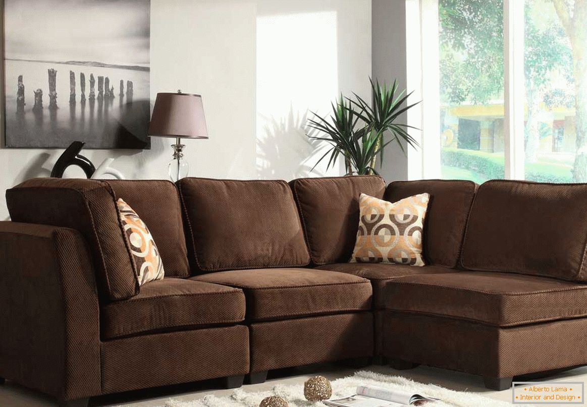 Un simple sofá de esquina marrón