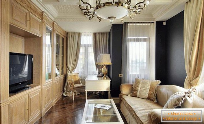 Habitación de huéspedes en estilo Imperio. El diseñador pudo hacer una sala de estar exclusiva y lujosa en una habitación simple de pequeñas dimensiones.