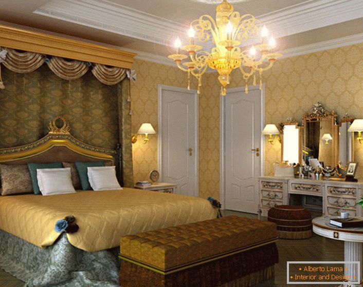Un amplio dormitorio de estilo Imperio con iluminación propiamente seleccionada. Sobre la cama cuelga un dosel de una tela costosa y pesada.