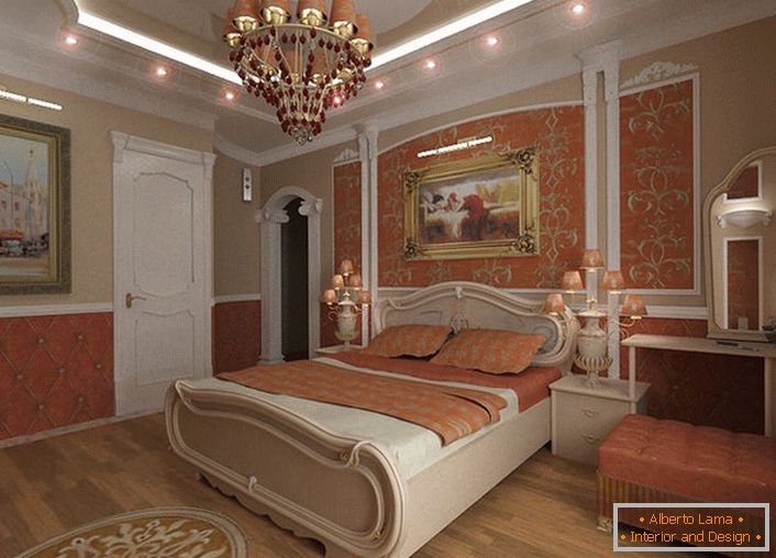 Elegante dormitorio Empire en un delicado melocotón y tonos beige neutros. Cabe destacar las pinturas artísticas en marcos zlam y correctamente seleccionados de acuerdo con los requisitos de iluminación de estilo Imperio.