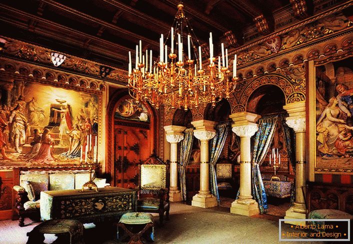 Un candelabro voluminoso con velas se mueve de los invitados del salón al siglo pasado. Las mansiones reales con columnas y pinturas artísticas dan a la sala aún más pomposidad.