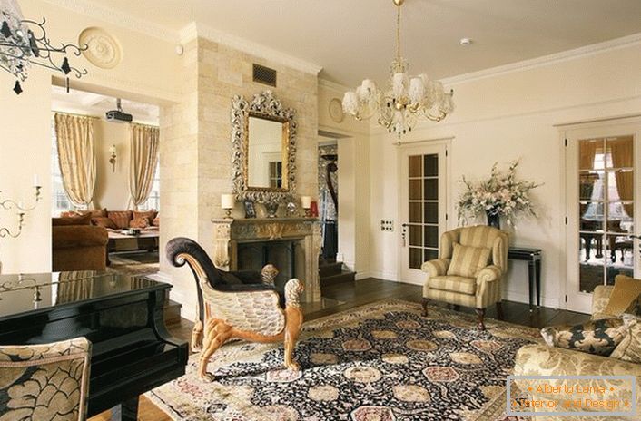 Lujosa sala de estar en estilo Imperio con una chimenea hecha de piedra natural. Los elementos de diseño azul oscuro brillante contrastan sobre un fondo beige pálido, que atrae la atención.