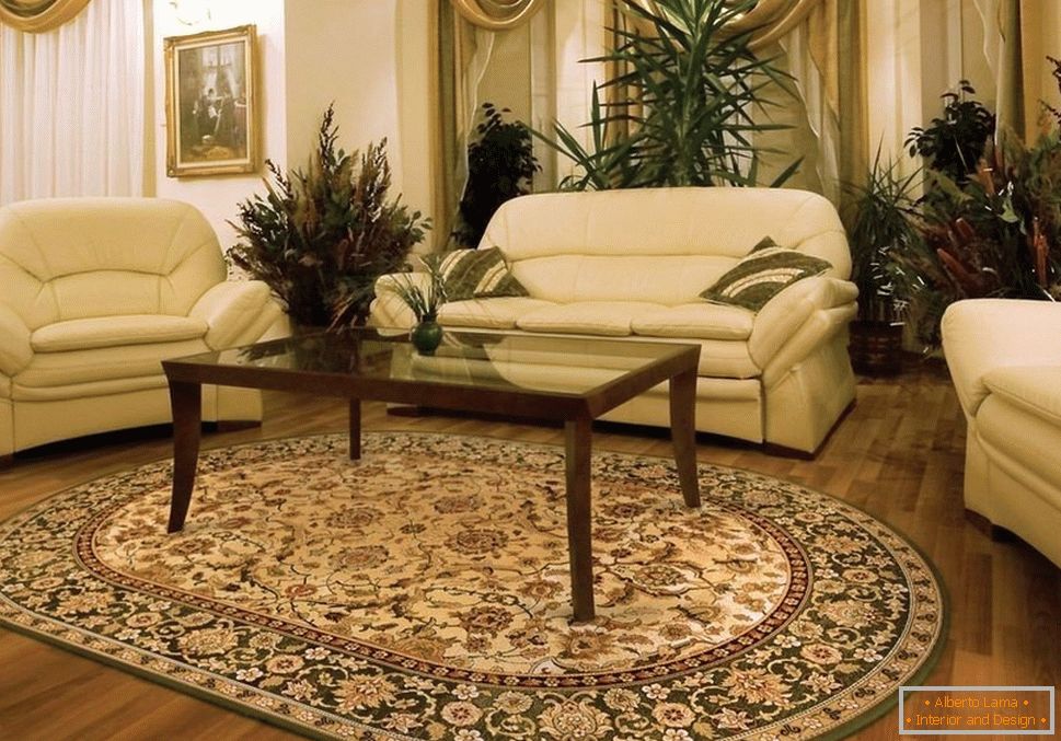 Mesa de color marrón y sillones blancos y sofá