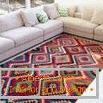 Sofás blancos y alfombra turca