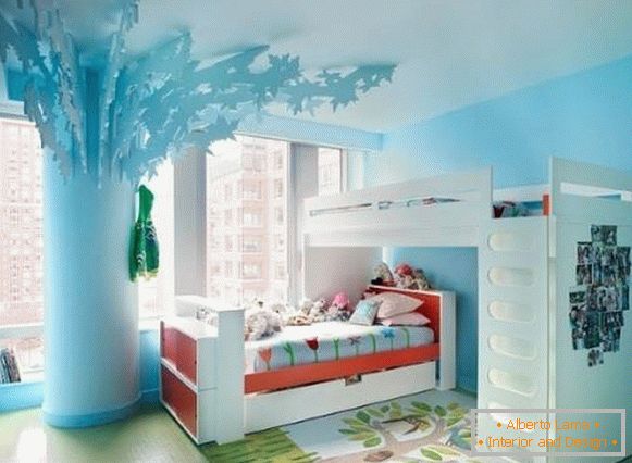 Cama de dos pisos y árbol en la habitación para niñas