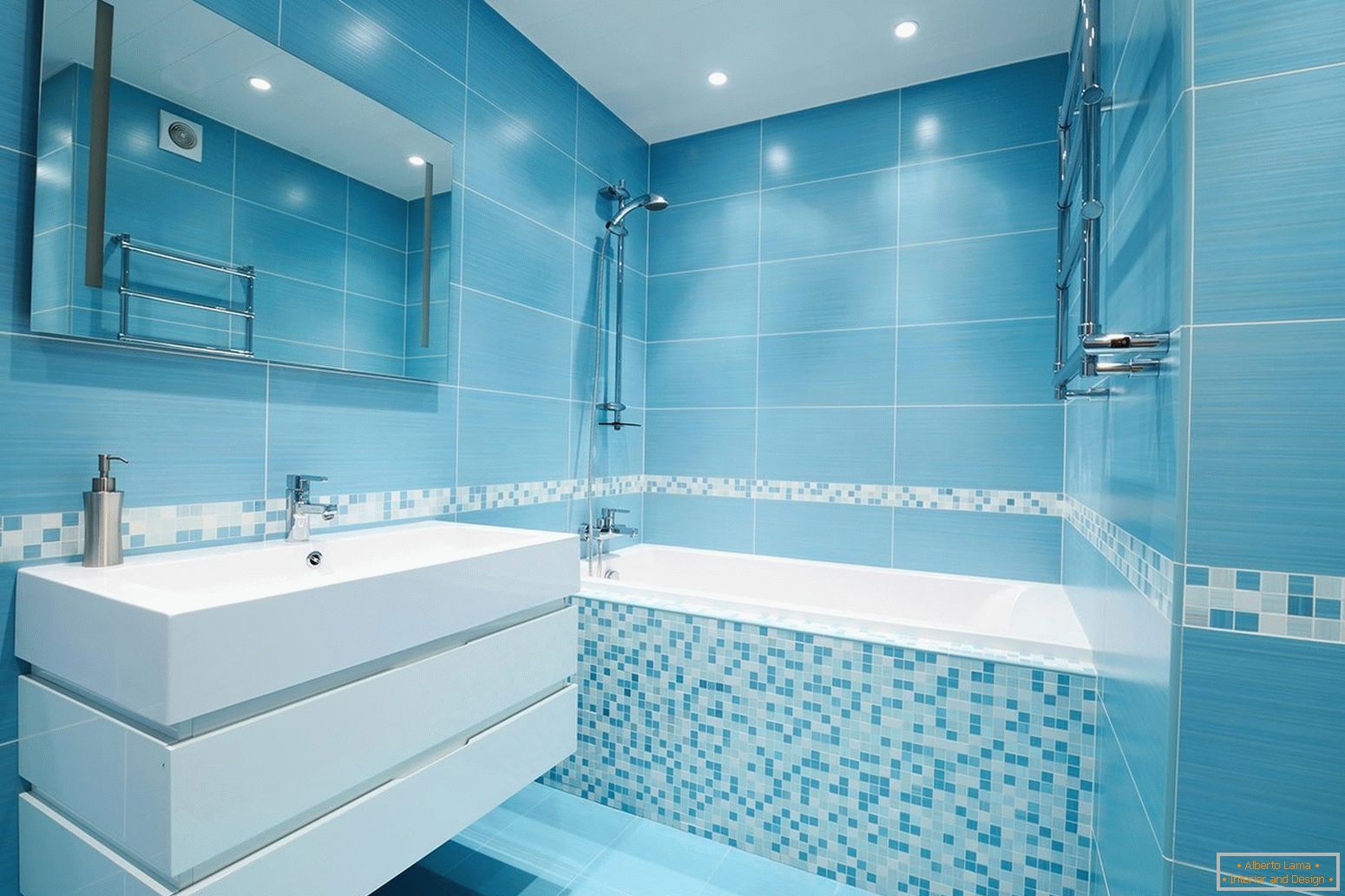 Azulejo azul en el baño