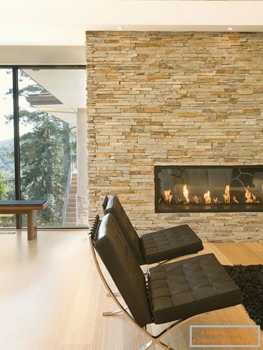 Elegante interior con chimenea