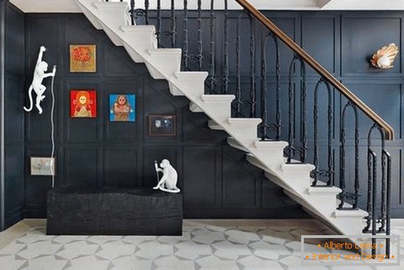 Elegantes escaleras al segundo piso en una casa privada - foto en el interior