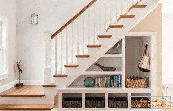 Diseño de una escalera en una casa privada con un armario debajo de los escalones